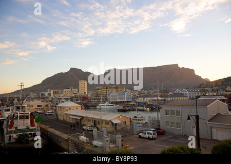 Waterfront in serata in città del Capo , Table Mountain dietro. Foto Stock