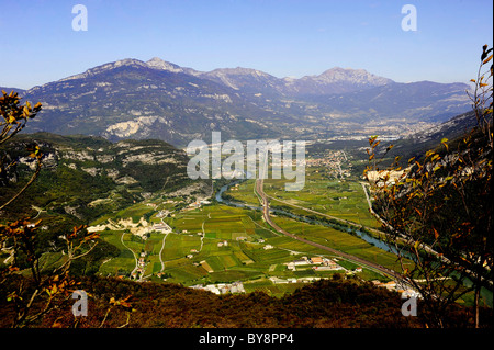 Vista della valle e con le strade e i villaggi Foto Stock