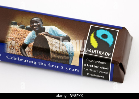 Close-up di Fairtrade chocolate bar avvolto in involucro con il commercio equo e solidale logo ed etichetta. Inghilterra Regno Unito Gran Bretagna Foto Stock