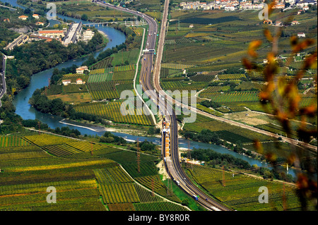 Vista della valle e con le strade e i villaggi Foto Stock