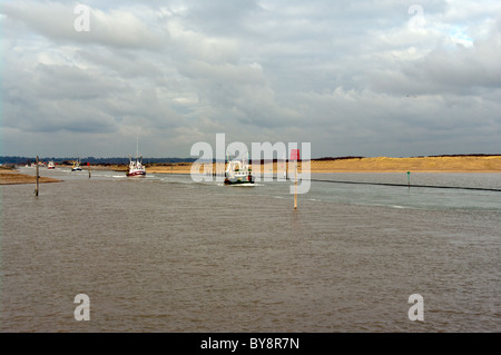 La segala Flotta peschereccia commerciale barche lasciando Harbour fino al fiume Rother East Sussex England Foto Stock
