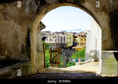 Villaggio alpino circondato da boschi e montagne delle Dolomiti Foto Stock