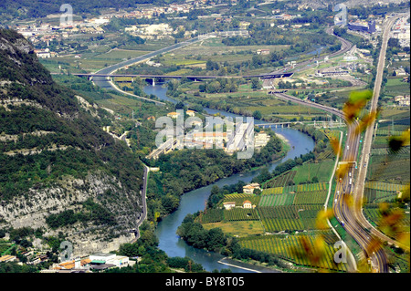Vista della valle e con le strade e i villaggi Foto Stock