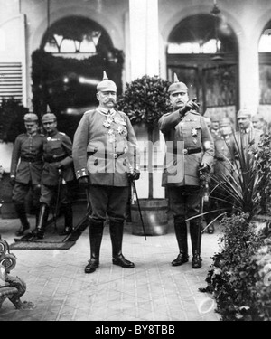 PAUL von Hindenburg (sinistra) con i compagni di WWI generale tedesco Erich Ludendorff all'esercito tedesco HQ in Bad Kreuznach circa 1915 Foto Stock