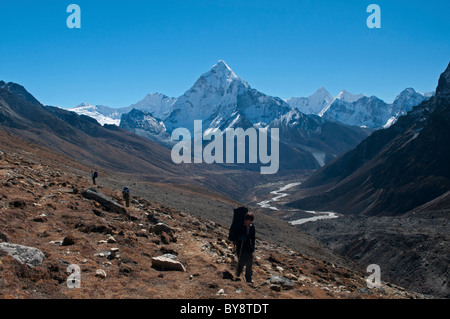 Il possente picco di Ama Dablam nella regione dell Everest del Nepal Foto Stock