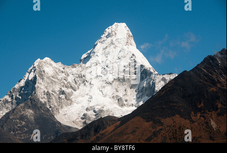 Il possente picco di Ama Dablam nella regione dell Everest del Nepal Foto Stock