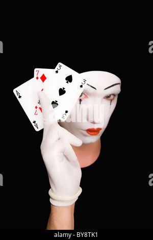 Ritratto di mime con carte da gioco su sfondo nero Foto Stock