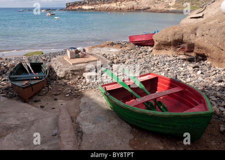 Barche a remi sulla spiaggia in una insenatura a El Puertito Tenerife Canarie Spagna Foto Stock