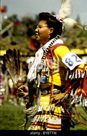 Nativo di una donna americana pause tra danze competitivi a Pow Wow in Pine Ridge, North Dakota Foto Stock