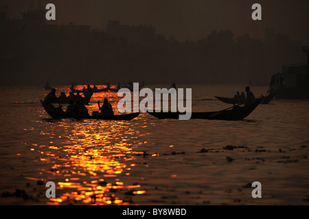 Sagome al tramonto a Dacca in Bangladesh Asia Foto Stock