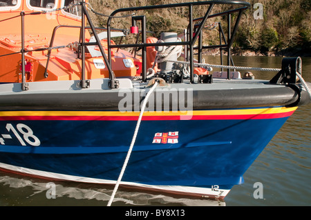 Anteriore o prua della scialuppa di salvataggio RNLI ormeggiato a Fowey in Cornovaglia Foto Stock