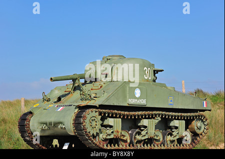 Seconda guerra mondiale due americani Sherman serbatoio come un monumento vicino a Utah Beach, Normandia, Francia Foto Stock