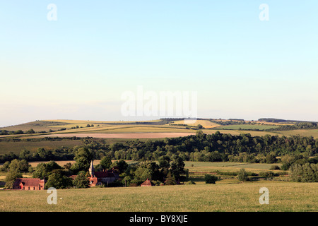 Regno Unito west sussex vista attraverso il downs verso sud stoke e saint leonards chiesa Foto Stock