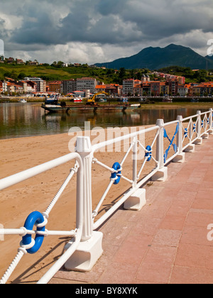 La spiaggia a Ribadesella una città sulla costa orientale delle Asturie nel nord della Spagna con Picos de Europa Mountains visibile oltre Foto Stock