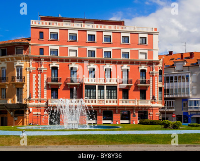 Tipico edificio in Ribadesella una città sulla costa orientale delle Asturie spagna settentrionale con molti palazzi Foto Stock