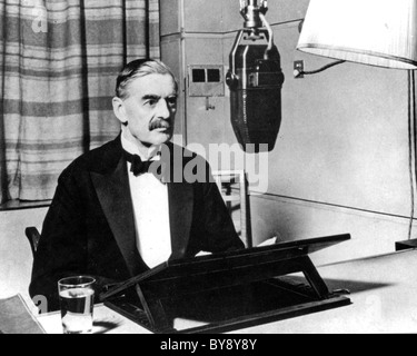 NEVILLE Chamberlain (1869-1940) come primo ministro britannico broadcasting la dichiarazione di guerra alla Germania il 3 settembre 1939 Foto Stock