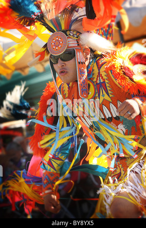 SCOTTSDALE, AZ - Nov 7: i ballerini di partecipare alla ventiquattresima edizione Montagna Rossa Eagle Pow-wow il 7 novembre 2010 in Scottsdale, AZ. Foto Stock