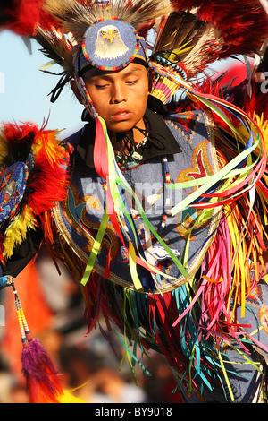 SCOTTSDALE, AZ - Nov 7: i ballerini di partecipare alla ventiquattresima edizione Montagna Rossa Eagle Pow-wow il 7 novembre 2010 in Scottsdale, AZ. Foto Stock