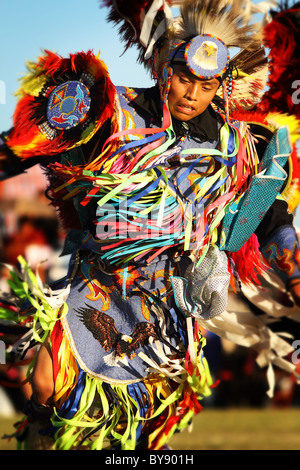 SCOTTSDALE, AZ - Nov 7: i ballerini di partecipare alla ventiquattresima edizione Montagna Rossa Eagle Pow-wow il 7 novembre 2010 in Scottsdale, AZ. Foto Stock