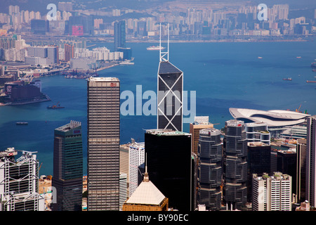 Il Victoria Peak di Hong Kong nel giorno, estate blu cielo chiaro, tenendo in Kowloon e Victoria Harbour centrale quartiere della finanza Foto Stock