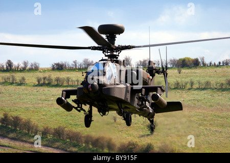 29 2007 agosto: Un corpo aereo dell'esercito britannico AgustaWestland WAH-64D Longbow Apache AH1 elicottero che sorvola Salisbury Plain Military Training Area Foto Stock