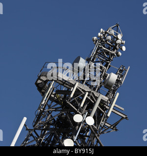 Una torre di telecomunicazione con forno a microonde e piatti telefono cellulare antenne Foto Stock