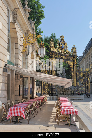 Cafe su Place Stanislas di Nancy, Francia Foto Stock