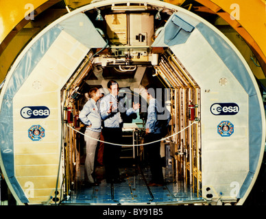 Owen K. Garriott, Vice Presidente George Bush e Ulf Merbold della Germania Ovest, all'interno di Spacelab presso il Kennedy Space Center. Foto Stock