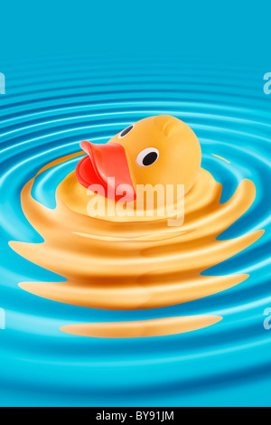 Rubber Duck lottando per nuotare Foto Stock