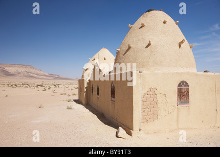 Tradizionale siriano "alveare" casa in mezzo al deserto di fianco alla strada tra Damasco e Palmyra, Siria Foto Stock