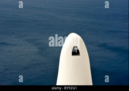 Insoliti comignoli e tetti sull'isola greca di Santorini nel Mare Egeo Foto Stock