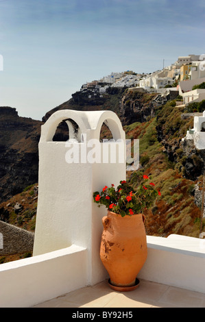 Insoliti comignoli e tetti sull'isola greca di Santorini nel Mare Egeo Foto Stock