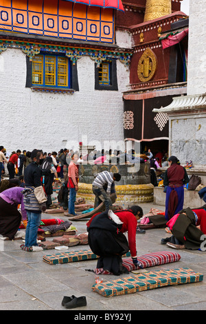 Pellegrini fuori l'ingresso per il tempio del Jokhang in Piazza Barkhor Lhasa il Tibet. JMH4501 Foto Stock