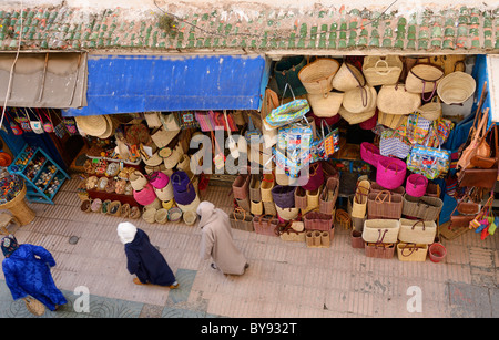 Marocchini in djellabas camminando la essaouira medina con carrello shop visto dal di sopra del Marocco Foto Stock