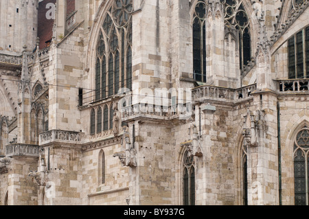 L'architettura gotica della Cattedrale di Ratisbona, dedicata a San Pietro, a Regensburg, Baviera, Germania, Europa Foto Stock