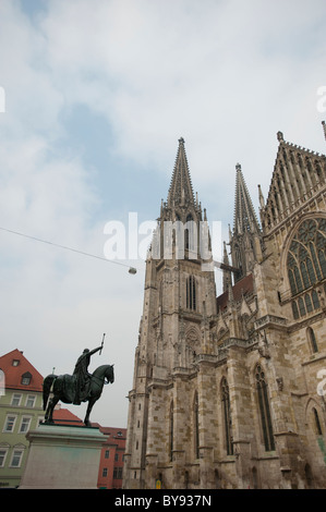 L'architettura gotica della Cattedrale di Ratisbona, dedicata a San Pietro, a Regensburg, Baviera, Germania, Europa Foto Stock