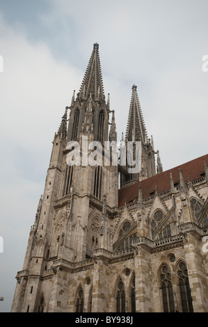 L'architettura gotica della Cattedrale di Ratisbona, dedicata a San Pietro, a Regensburg, Baviera, Germania, Europa Foto Stock