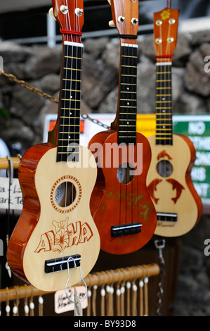 Ukelele visualizzati Kalakaua Ave lungo la spiaggia di Waikiki Hawaii Honolulu Oceano Pacifico Foto Stock