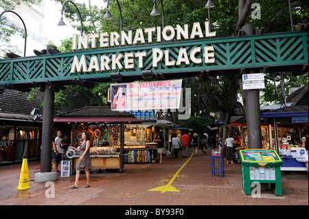 International Market Place su Kalakaua Ave lungo la spiaggia di Waikiki Hawaii Honolulu Foto Stock