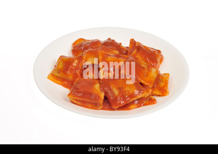 Piatto di ravioli di carne in una ciotola bianco su sfondo bianco, tagliato fuori. Foto Stock