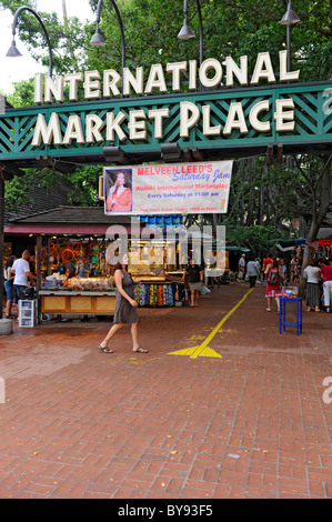 International Market Place su Kalakaua Ave lungo la spiaggia di Waikiki Hawaii Honolulu Foto Stock