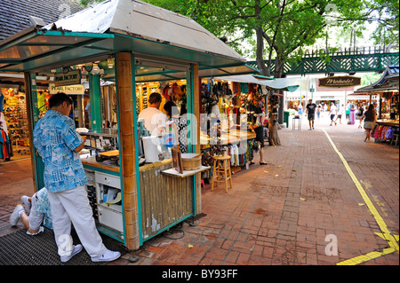 International Market Place su Kalakaua Ave lungo la spiaggia di Waikiki Hawaii Honolulu Foto Stock