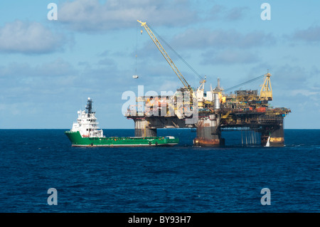 Piattaforma petrolifera Petrobras XX trasferimento contenitore al recipiente di alimentazione Havila Princess. Campos Basin, Rio de Janeiro, Brasile. 2011 Foto Stock