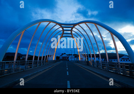 Illuminazione del display sul ponte contemporaneo di Achill Island a Achill Sound, County Mayo, Irlanda Foto Stock