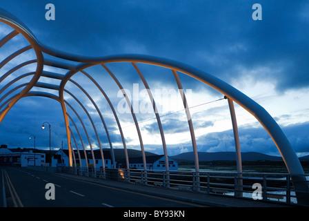 Illuminazione del display sul ponte contemporaneo di Achill Island a Achill Sound, County Mayo, Irlanda Foto Stock