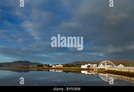 Ponte contemporaneo a Achill Sound, Achill Island, nella contea di Mayo, Irlanda Foto Stock