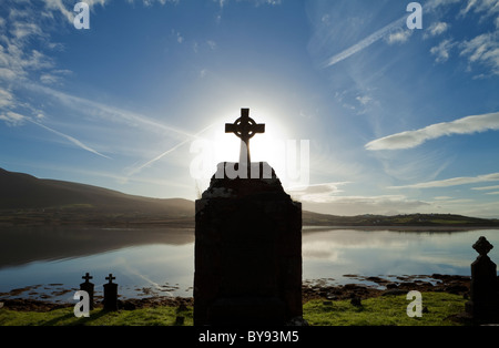 Croce commemorativa nel cimitero Kildownet affacciato su Achill Sound e la penisola di Corraun, Achill Island, nella contea di Mayo, Irlanda Foto Stock