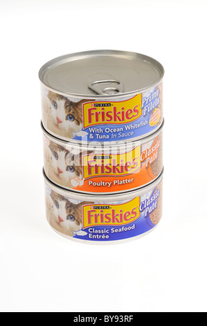 Impilate le lattine di Purina Friskies dell alimento di gatto su sfondo bianco, tagliate Foto Stock