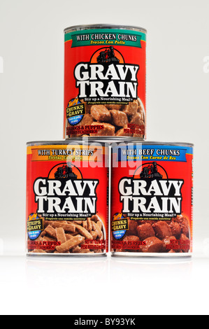 3 lattine di salsa gravy Train dog food impilati su sfondo bianco, tagliato fuori. Foto Stock