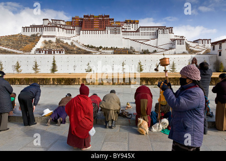 Pellegrini stessi prostrarsi di fronte al palazzo del Potala Lhasa il Tibet. JMH4556 Foto Stock
